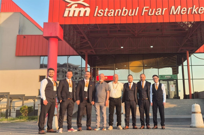 Ekibimiz — VIV Select 2025 fuar girişinde